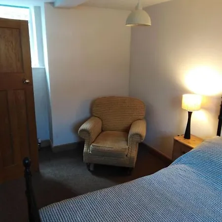 Upside Down In Settle. Stylish, And Cosy Feriehus