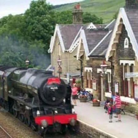 Upside Down In Settle. Stylish, And Cosy Feriehus *