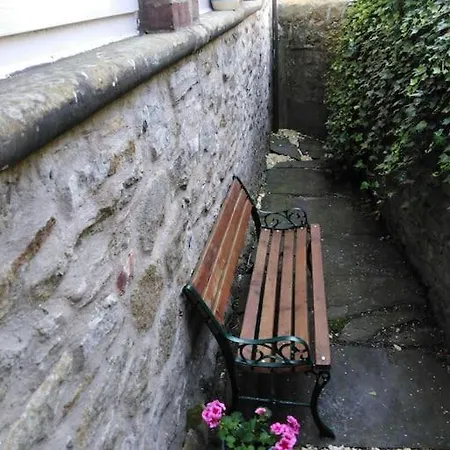 Upside Down In Settle. Stylish, And Cosy Feriehus