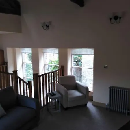 Upside Down In Settle. Stylish, And Cosy Feriehus