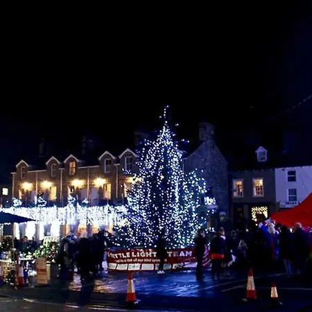 Upside Down In Settle. Stylish, And Cosy Feriehus
