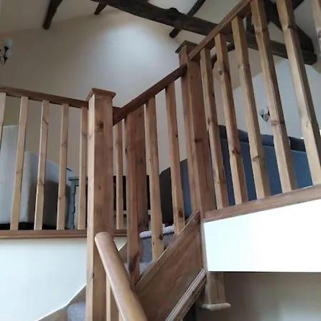 Upside Down In Settle. Stylish, And Cosy Feriehus